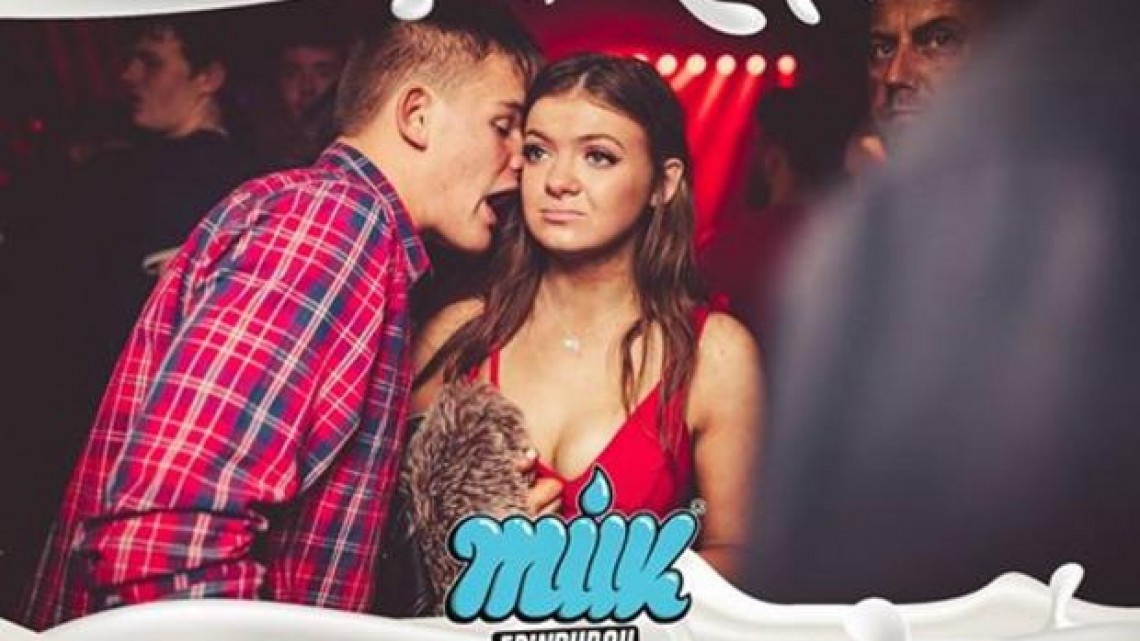 Le toman foto e internet la convierte en meme