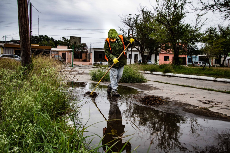 Continúan labores de desazolve de drenes para el pronto desagüe de colonias afectadas con lluvias
