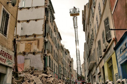 Se hunden dos edificios habitados en puerto francés de Mar