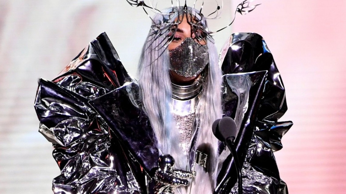 Lady Gaga se lleva la noche de los VMA ¡con todo y cubrebocas!