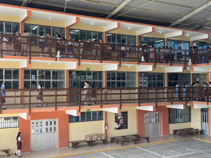 Maestros de la secundaria 9 trabajan bajo protesta