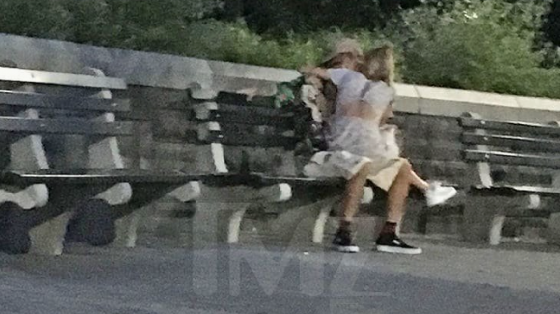 Captan a Justin Bieber y Hailey Baldwin besándose