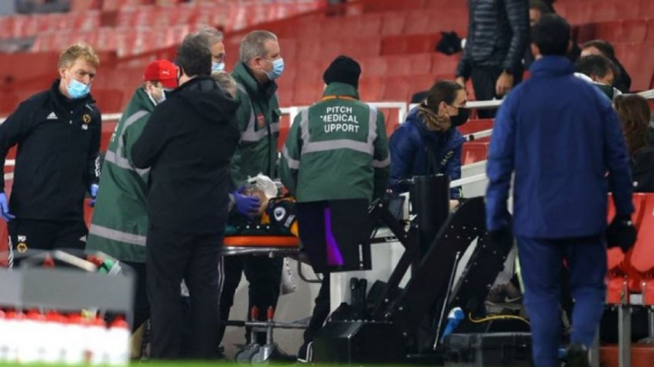 Raúl Jiménez es trasladado al hospital tras sufrir fuerte choque de cabeza con David Luiz