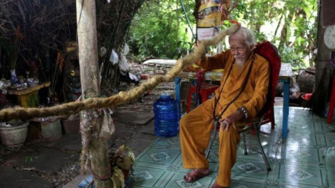 Hombre deja crecer sus rastas 5 metros por su fe