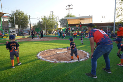 Entrega alcaldesa Carmen Lilia Canturosas campos de béisbol renovados a niños de la Liga Oriente