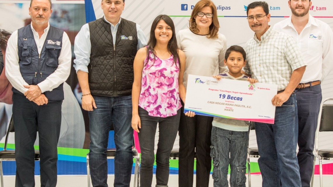 DIF Tamaulipas entrega becas y apoyos