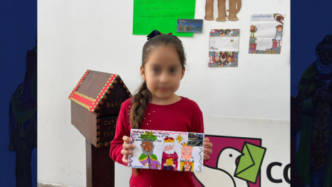Correos entrega premio a Natalia por escribir carta a Reyes Magos