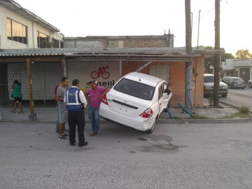 Choque mañanero deja daños materiales en Matamoros