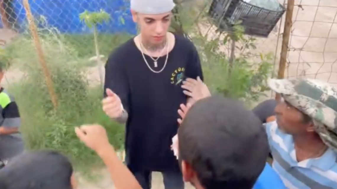 Natanael Cano regala dinero en las calles de Hermosillo 