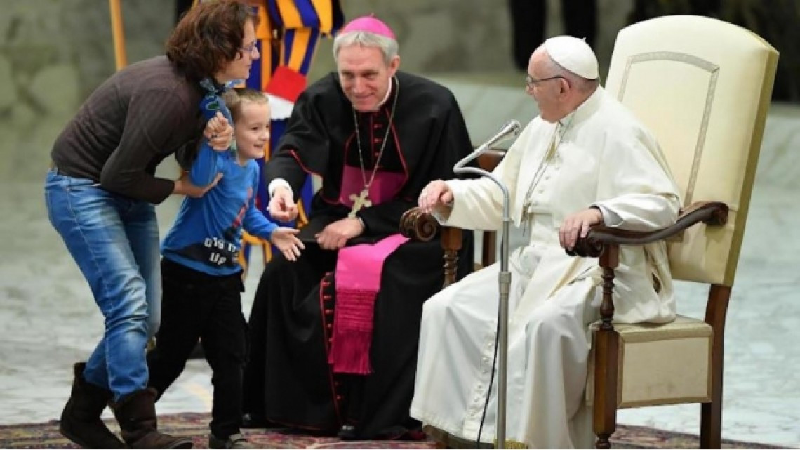 Niño autista conquista al Papa tras interrumpir audiencia