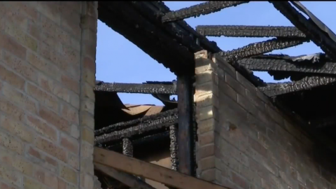 Incendio en departamentos desplaza a residentes