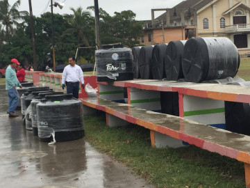 Se entregan tinacos a familias de escasos recursos en Altamira