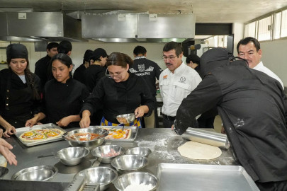 Comparte el rector logros y proyectos con estudiantes de la Facultad de Derecho Victoria