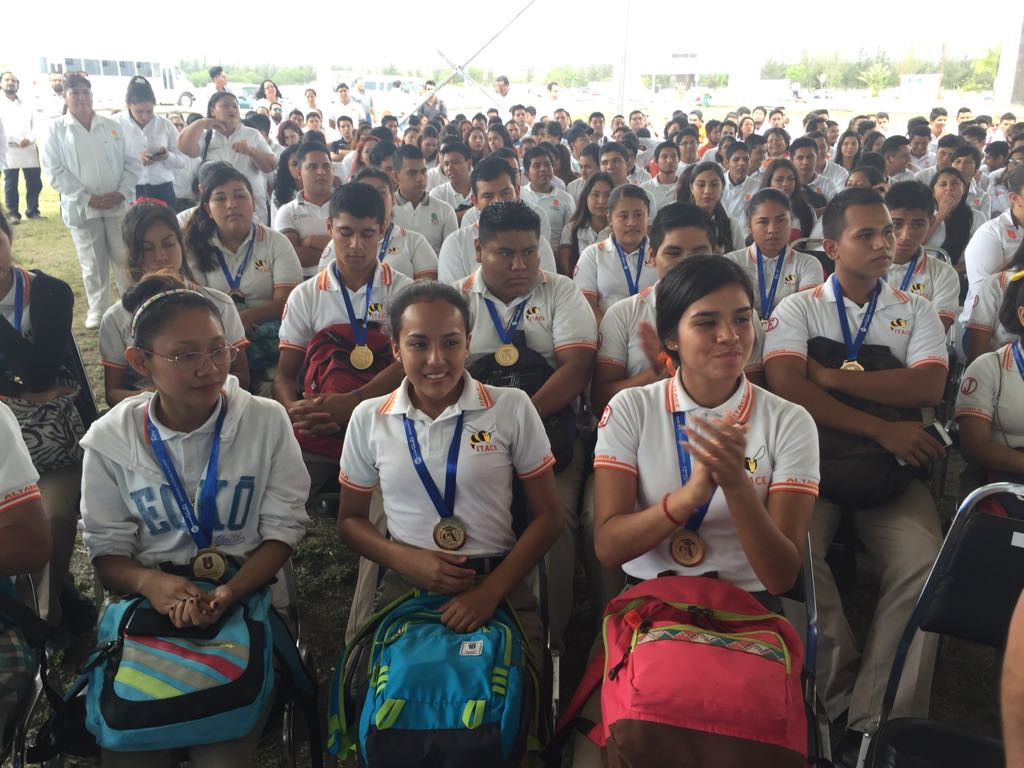 Entregan reconocimientos a jóvenes destacados