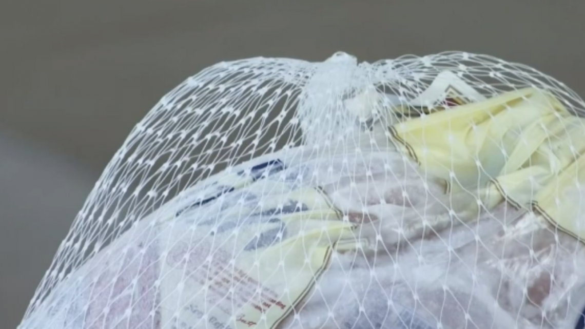 Regalan pavos a familias de escasos recursos en Mission