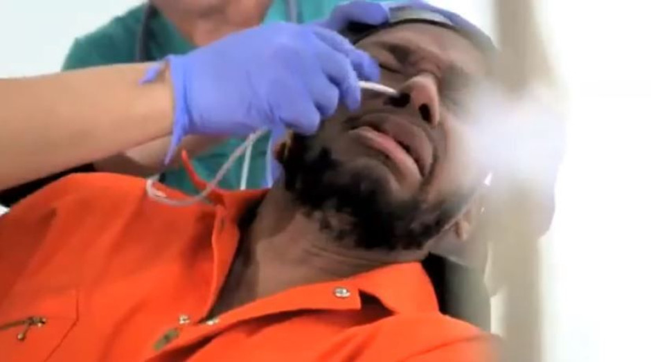 Preso es obligado a comer 