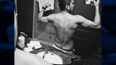 Tenoch Huerta presume de torso desnudo y enciende las redes