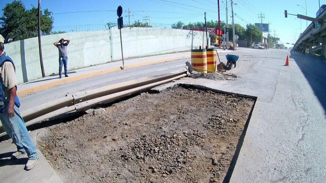 Delimitan cuadrillas municipales espacio para trabajar con seguridad