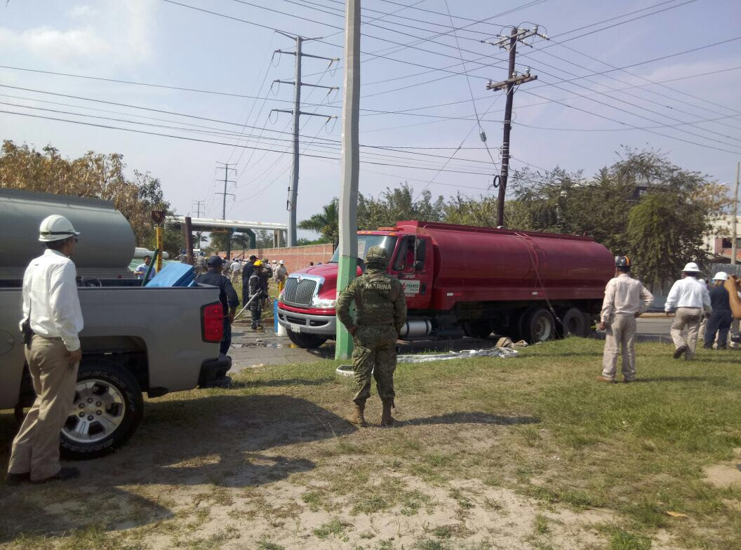 Incendio de zacatal a punto de generar explosión de ductos de Pemex