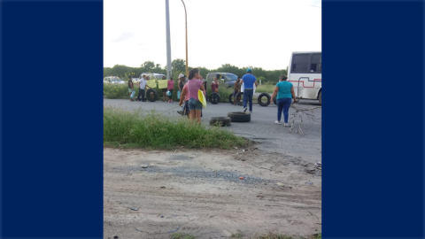 Vecinos bloquean el viaducto por falta de agua