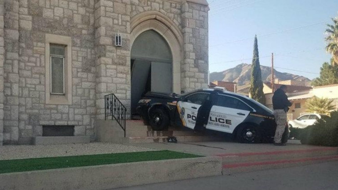 Patrulla de  El Paso choca contra iglesia 