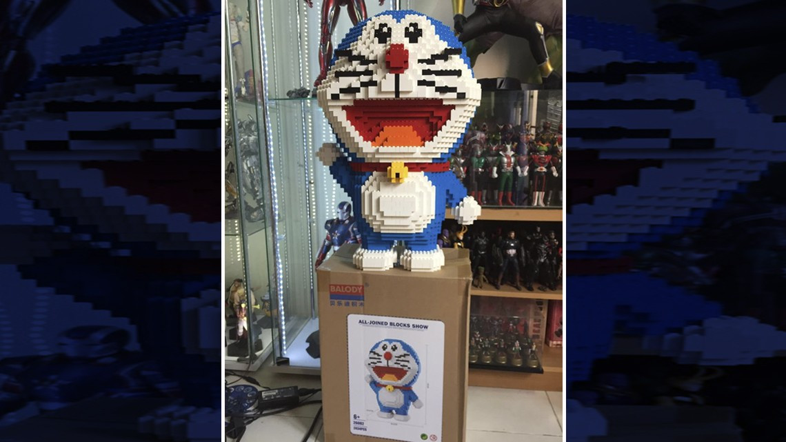 Tierno gatito destruye escultura de LEGO 