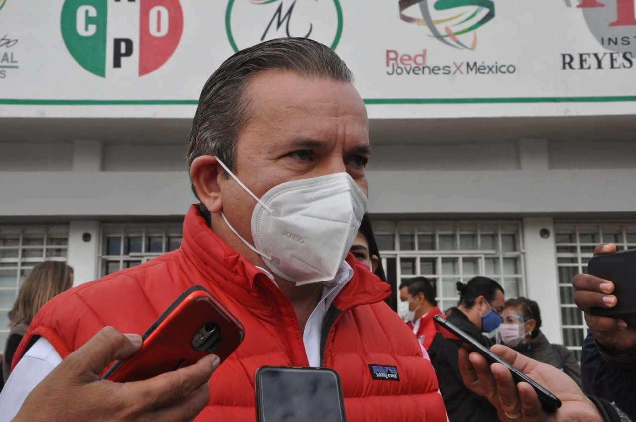 Realiza PRI preregistro de aspirantes a diputados; espera turno segundo bloque a alcaldes 