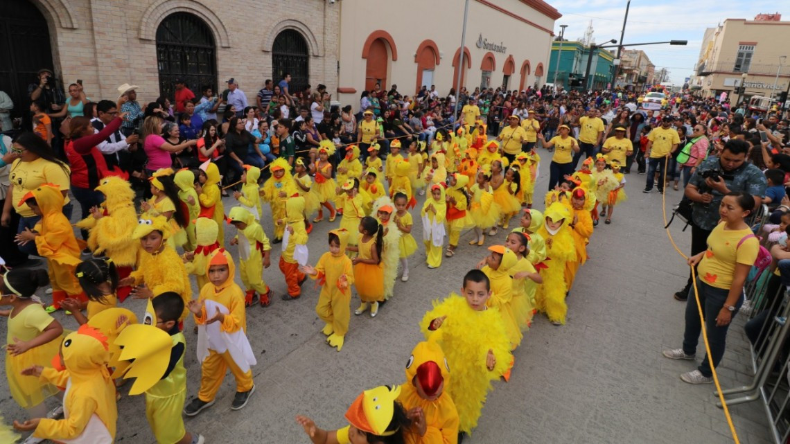 Con colorido desfile anuncian niños de  Preescolar, la llegada de la primavera