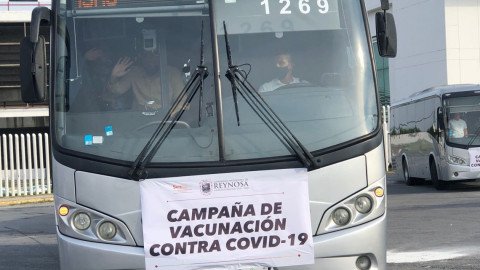 Dan banderazo a vacunación con Johnson a maestros