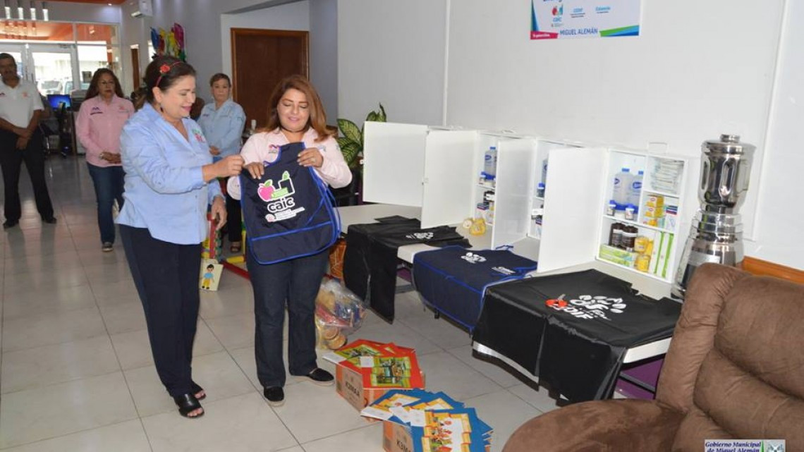 Recibe alcaldesa beneficios que envía DIF estatal