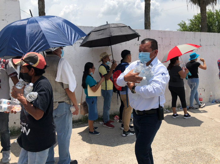 Entrega Municipio botella de agua a jóvenes que asisten a vacunarse 