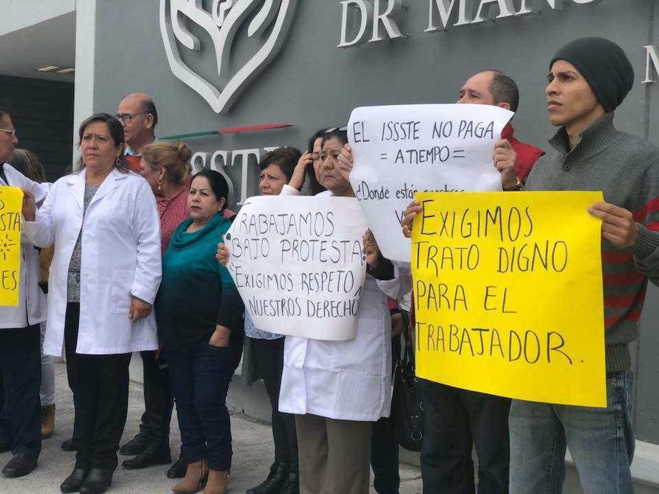 Empleados del ISSSTE exigen bonos navideños 