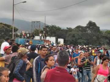 Venezolanos rompen barreras en el puente Simón Bolívar
