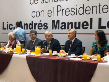 AMLO reitera respeto a poderes ante senadores electos