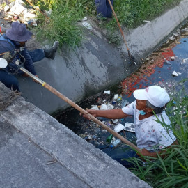 Desazolvan trabajadores municipales rejillas de pluviales 