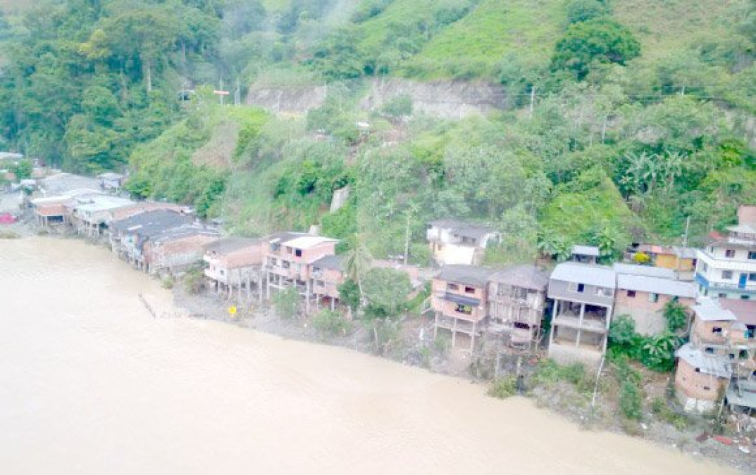 Evacuan poblaciones por posible colapso de hidroeléctrica en Colombia