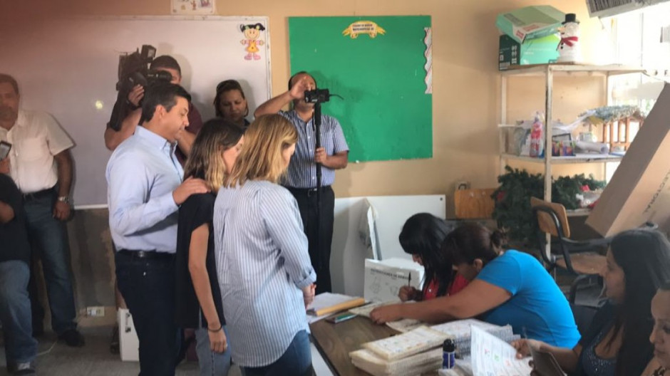 Acude el gobernador Cabeza de Vaca a ejercer su voto