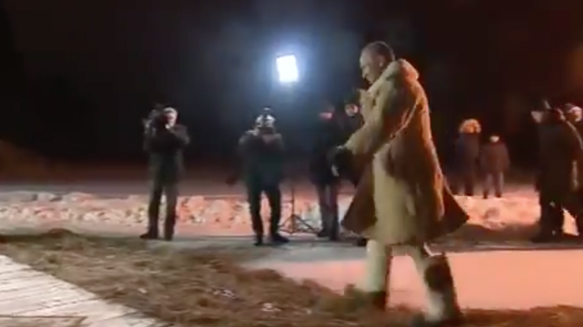 Putin se sumerge en agua helada sin pestañear 