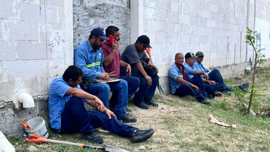 Trabajadores de la JAD realizan paro de labores por falta de vehículos oficiales