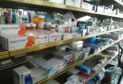 Farmacéuticos marcan mas distancia entre clientes que compran medicinas relacionadas al Covid-19