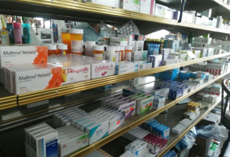 Farmacéuticos marcan mas distancia entre clientes que compran medicinas relacionadas al Covid-19