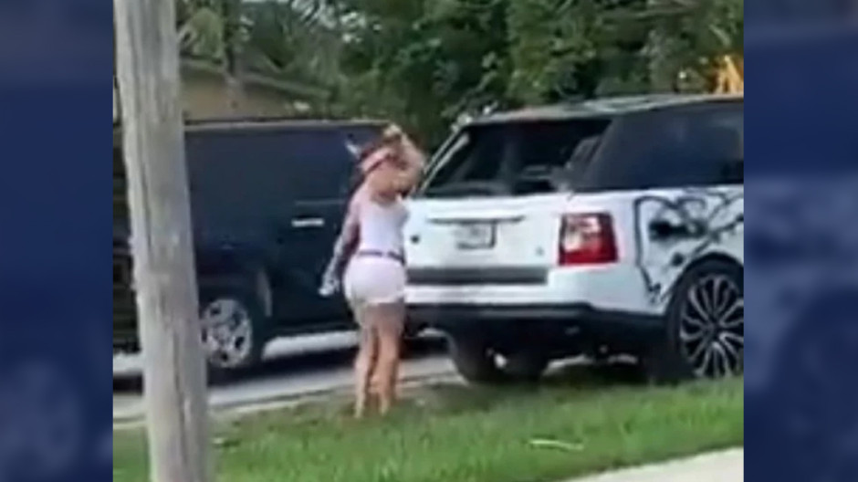 Mujer destroza camioneta por pelea con su pareja