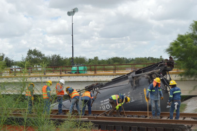 Continúan trabajos para retirar vagones descarrilados
