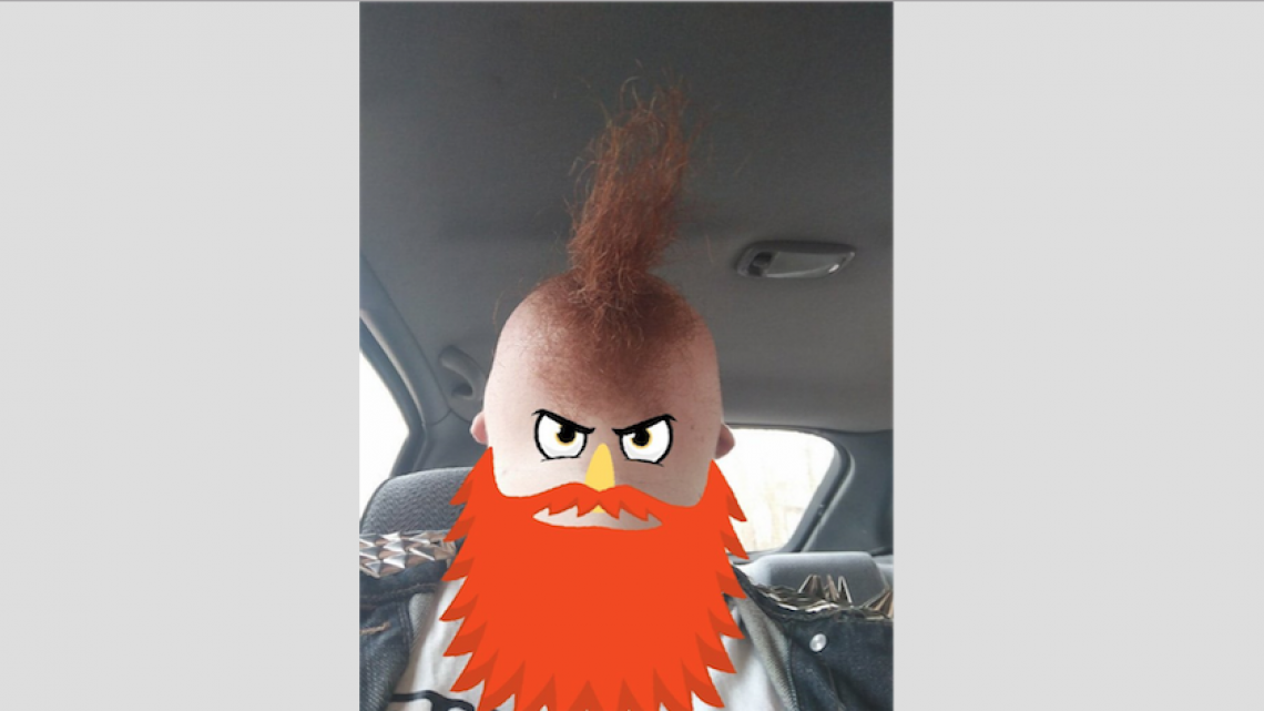 Perturbadoras imágenes de hombres barbudos mirando hacia arriba