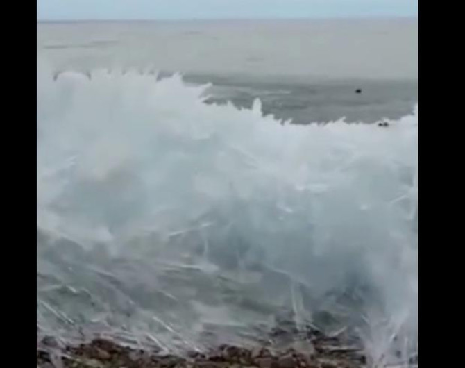Impresionantes olas congeladas del lago Baikal en Siberia