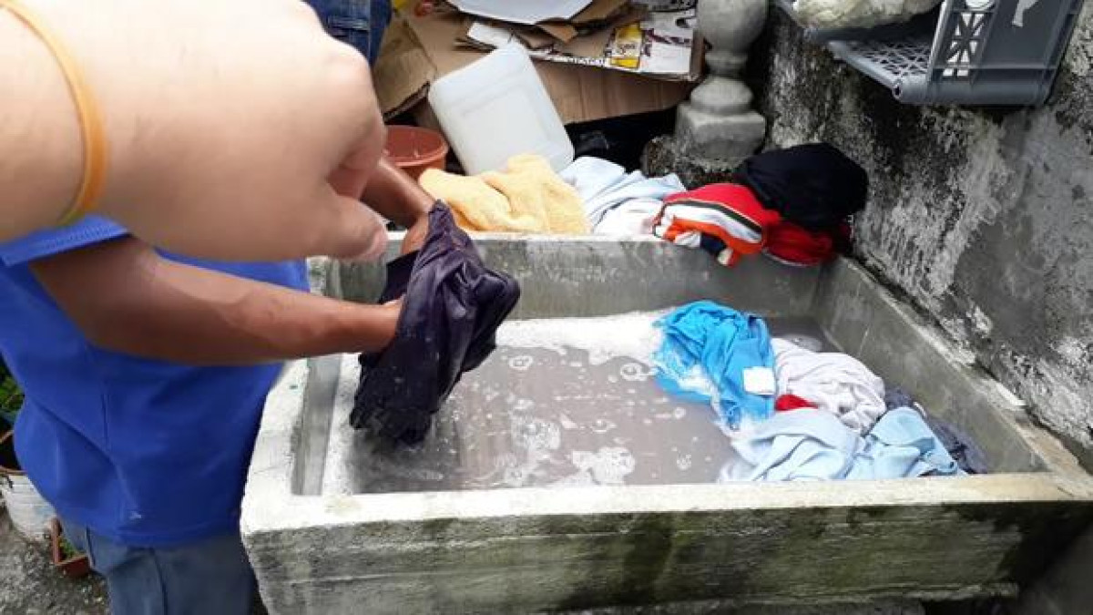 Así un padre reprende a su hija tras reprobar año