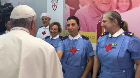 La visita sorpresa del Papa al ambulatorio para pobres en el Vaticano