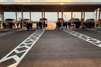 Ayuda avanza hacia Venezuela, militares cierran paso en Brasil