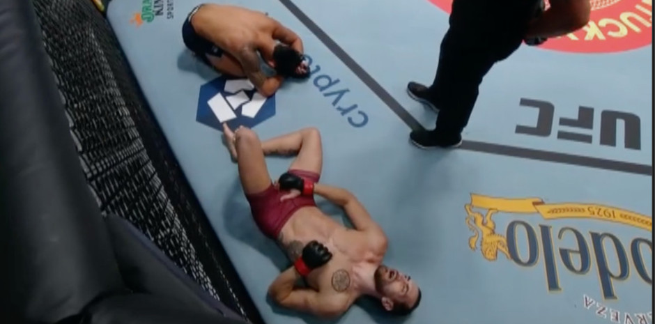 Peleadores de MMA se golpean en la entrepierna al mismo tiempo