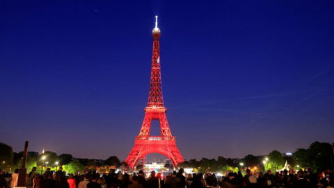 Hombre escala la Torre Eiffel y provoca su cierre
